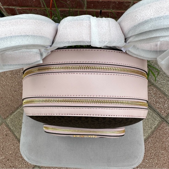 Michael Kors medium backpack and wallet - Picture 10 of 16